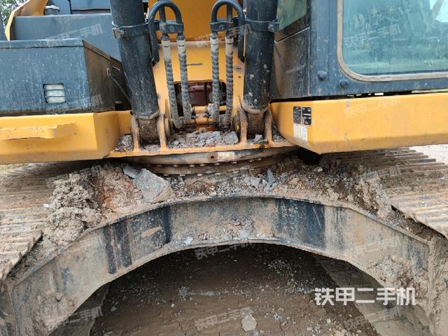 转盘和下车架正前（工作和回转装置）