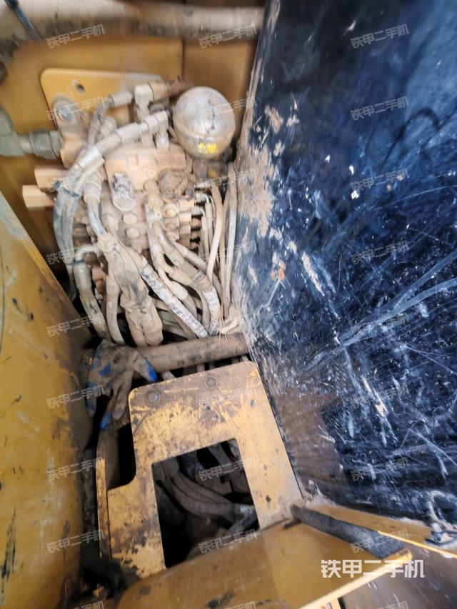 回轉(zhuǎn)馬達(dá)和主控閥(整機(jī)外觀) 回轉(zhuǎn)馬達(dá)和主控閥(整機(jī)外觀)