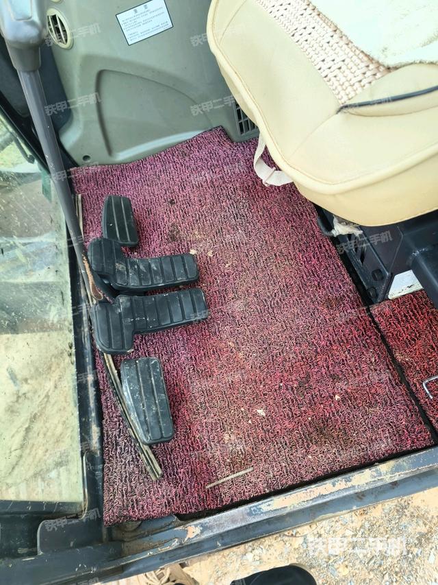 行走控制手柄和踏板 俯拍（驾驶室部分）