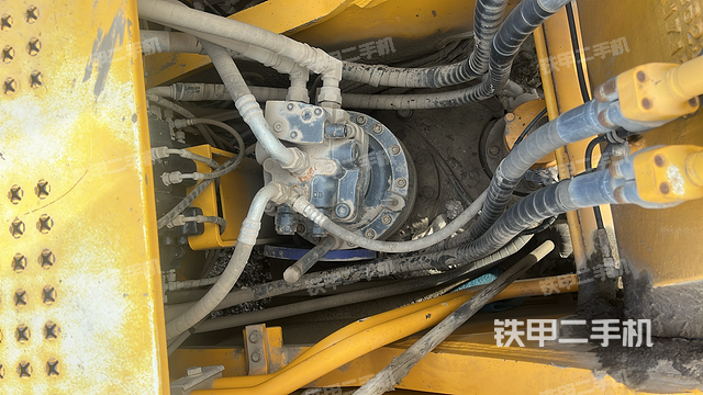 回转马达和主控阀（整机外观）