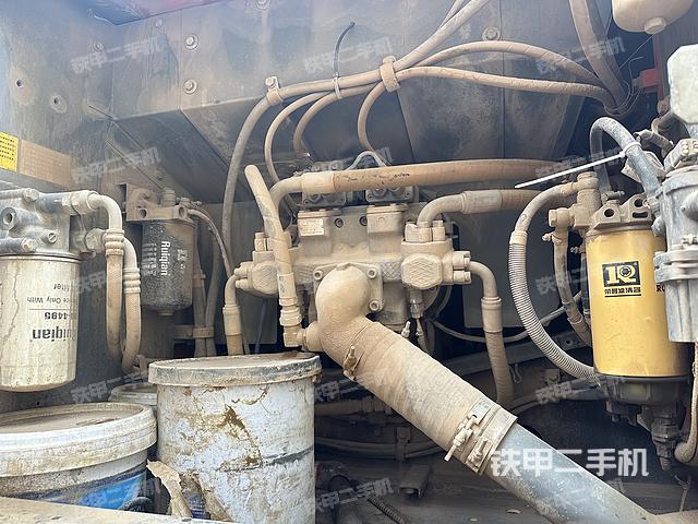 液压泵舱室正面整体（整机外观）