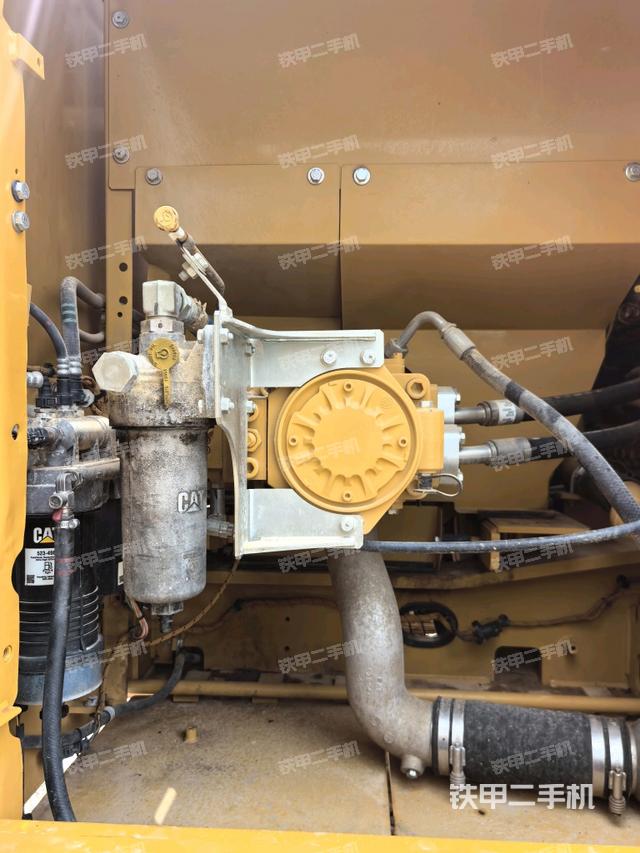 液压泵舱室正面整体（整机外观）