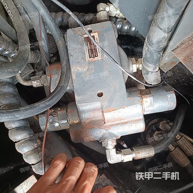 回轉(zhuǎn)馬達和主控閥(整機外觀) 回轉(zhuǎn)馬達和主控閥(整機外觀)
