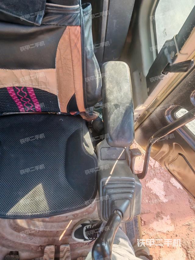 座椅右側(cè)控制臺/鑰匙門/油門/含右手柄（駕駛室部分）