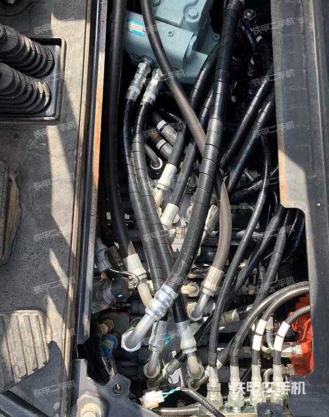 回轉(zhuǎn)馬達和主控閥（整機外觀）