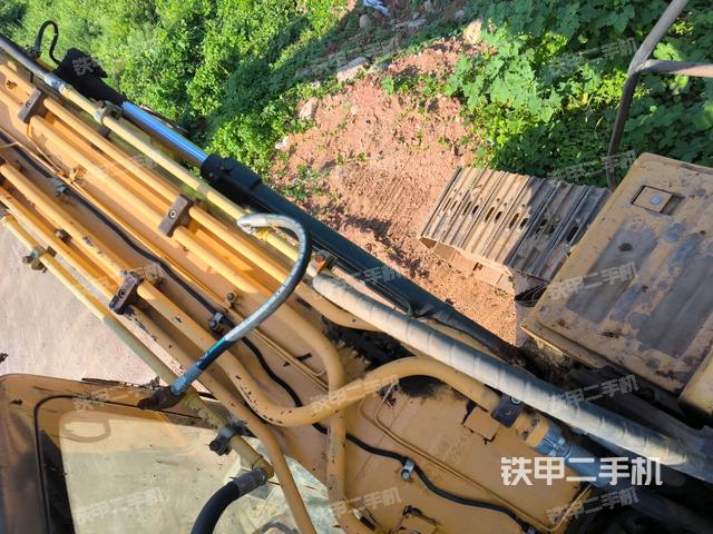 小臂整体左后(工作和回转装置) 小臂整体左后(工作和回转装置)