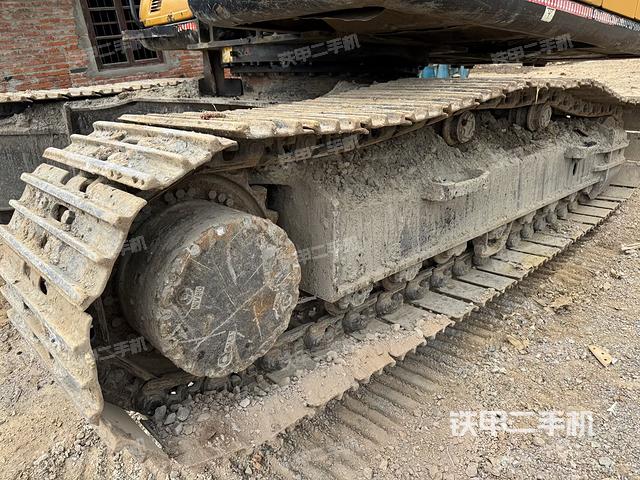 單側(cè)履帶整體(整機(jī)外觀) 單側(cè)履帶整體(整機(jī)外觀)