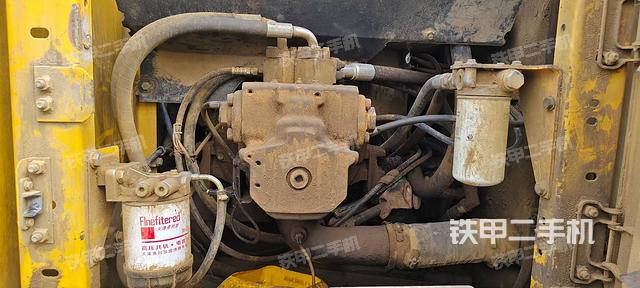 液压泵舱室正面整体（整机外观）