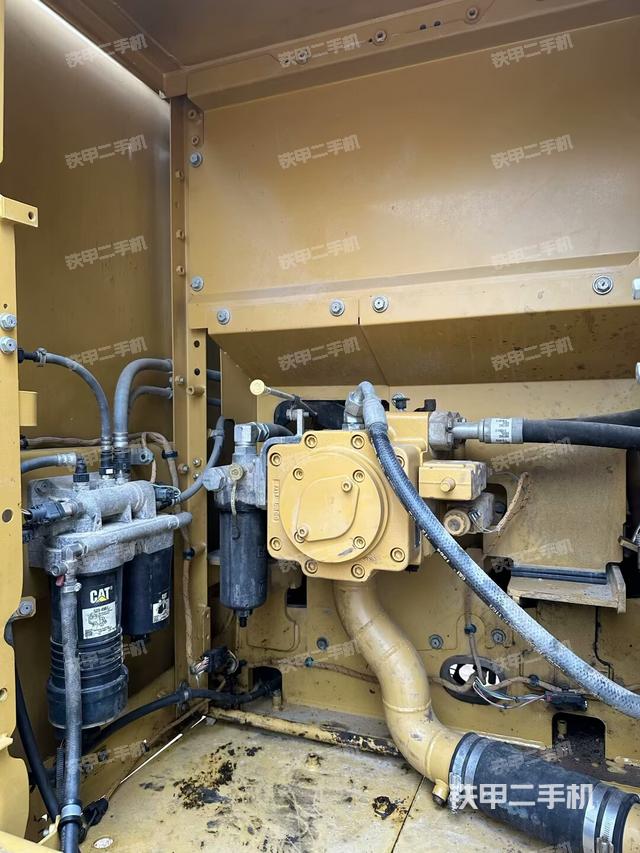 液压泵舱室正面整体（整机外观）