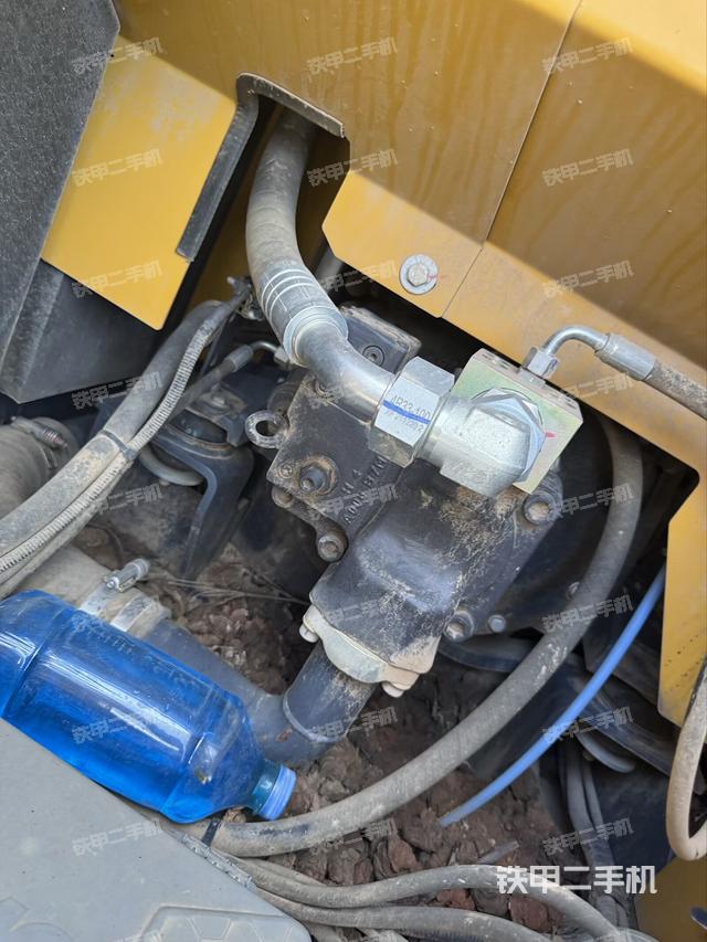 液压泵舱室正面整体（整机外观）