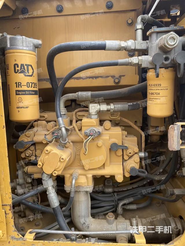 液压泵舱室正面整体（整机外观）