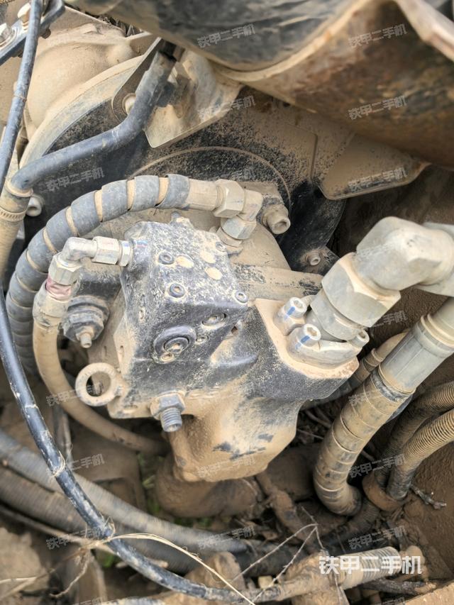 液压泵舱室正面整体（整机外观）