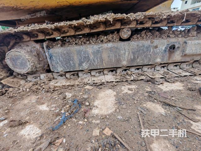 單側(cè)履帶整體(整機(jī)外觀) 單側(cè)履帶整體(整機(jī)外觀)