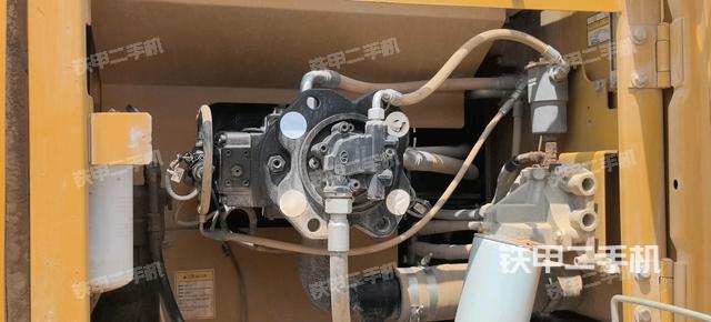 液压泵舱室正面整体（整机外观）