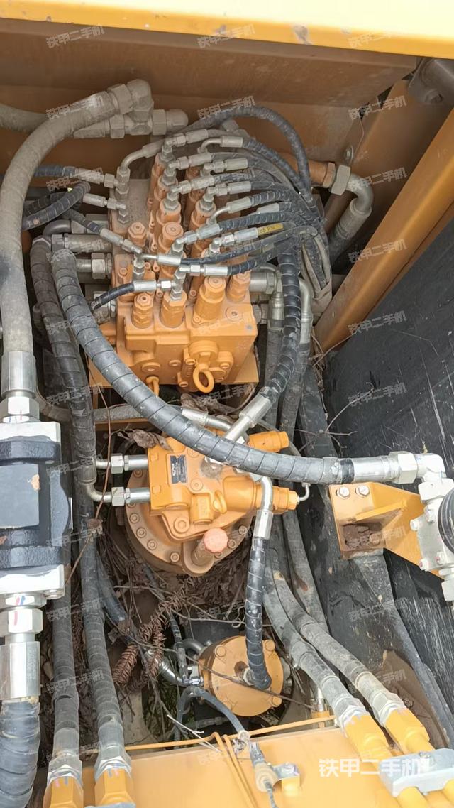 回转马达和主控阀（整机外观）