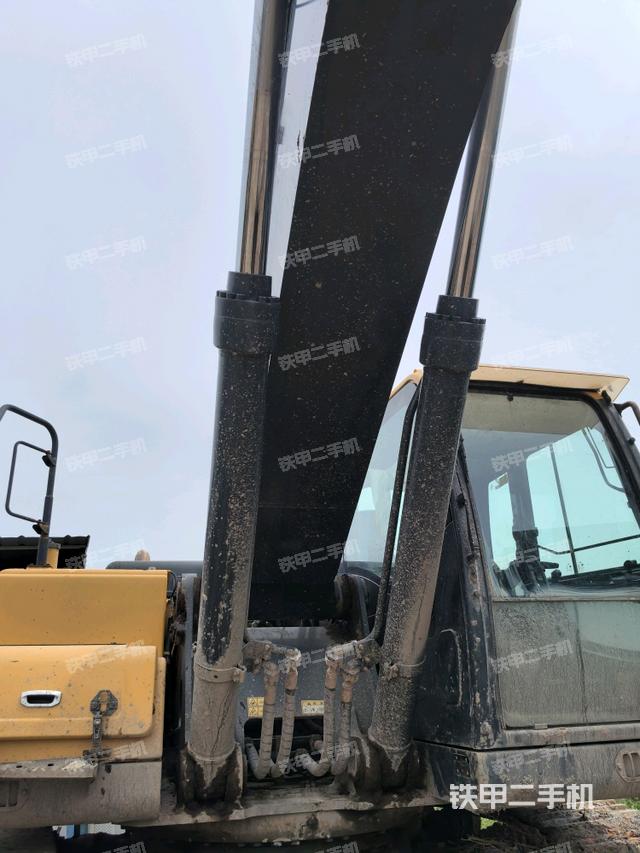 大臂油缸整体 竖拍（工作和回转装置）