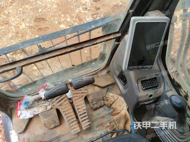 行走控制手柄和踏板?俯拍（駕駛室部分）