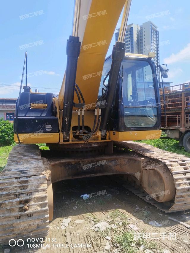 大臂油缸整体 竖拍（工作和回转装置）