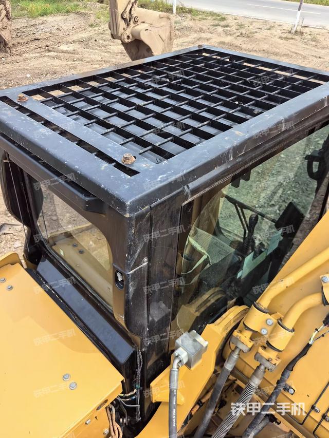 驾驶室顶部（整机外观）