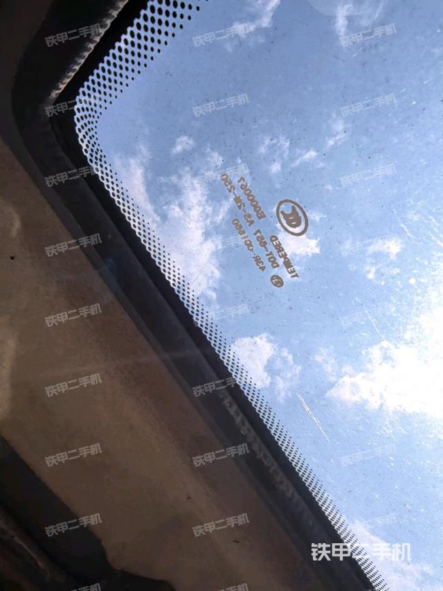 行走控制手柄和踏板 俯拍（驾驶室部分）