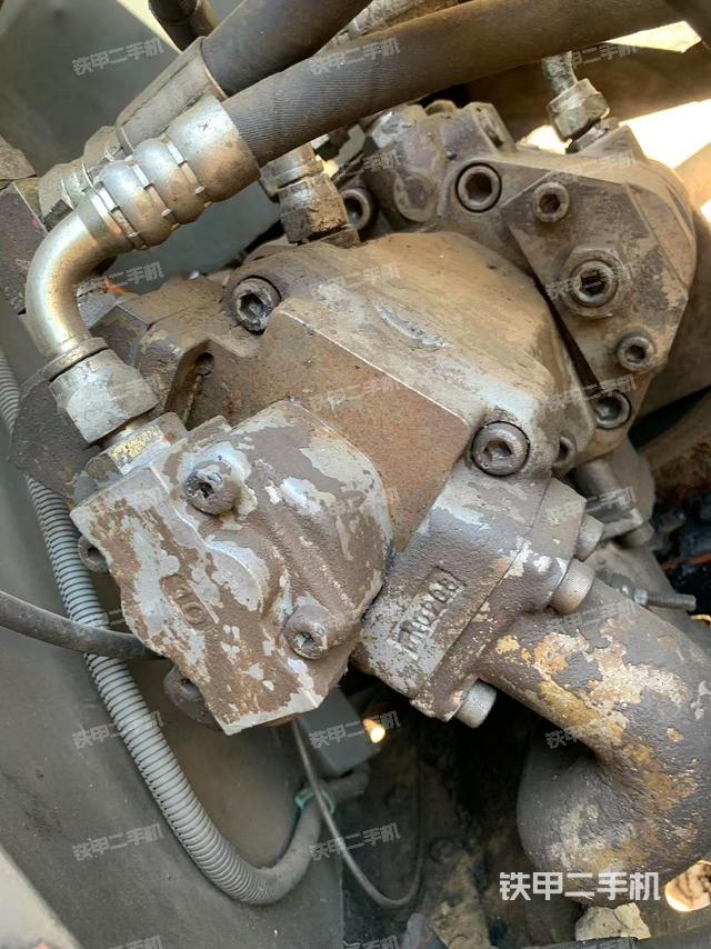 液压泵舱室正面整体（整机外观）