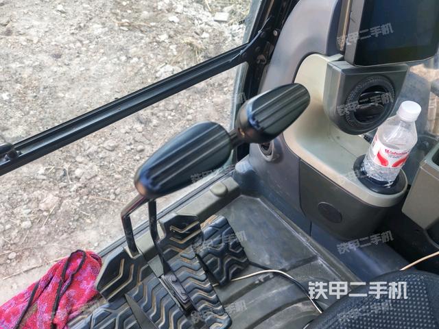 行走控制手柄和踏板?俯拍(駕駛室部分) 行走控制手柄和踏板?俯拍(駕駛室部分)
