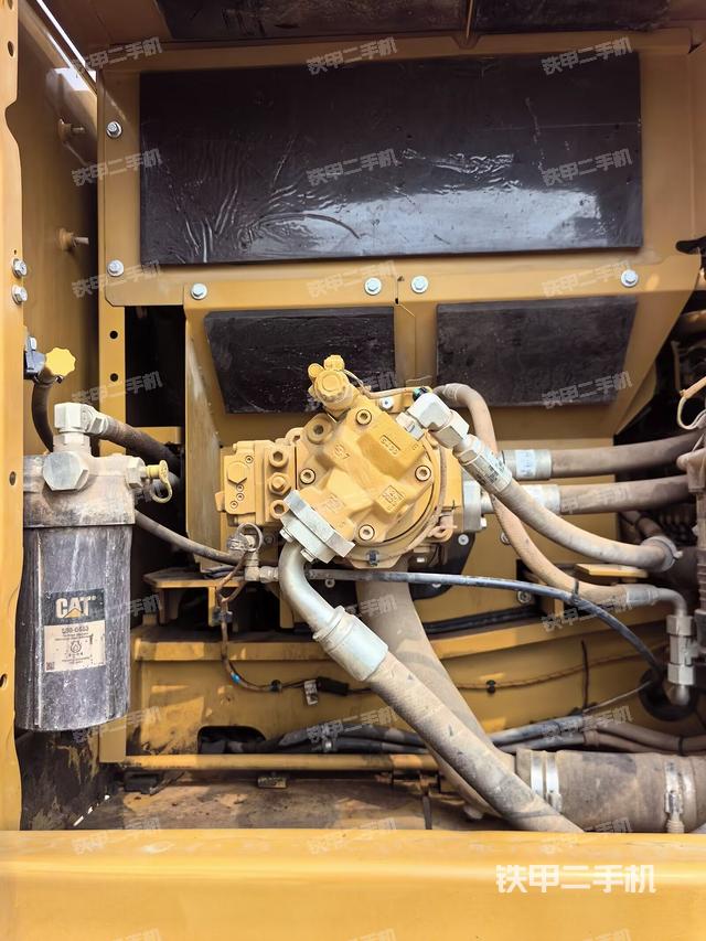 液压泵舱室正面整体（整机外观）