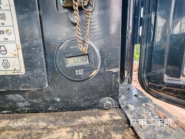 駕駛室頂部(整機(jī)外觀) 駕駛室頂部(整機(jī)外觀)