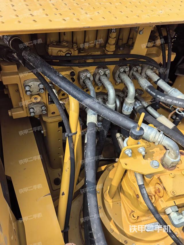 回轉(zhuǎn)馬達(dá)和主控閥（整機(jī)外觀）