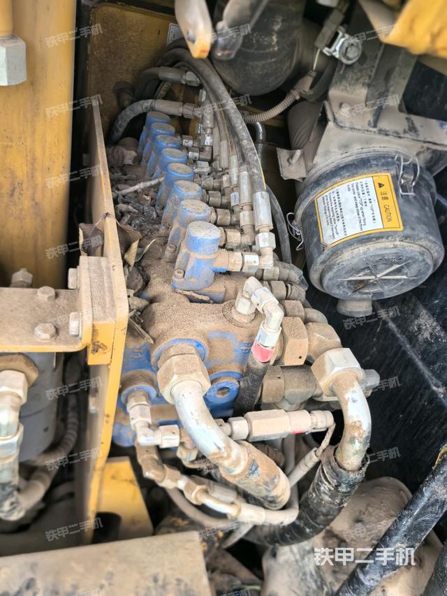 回转马达和主控阀（整机外观）