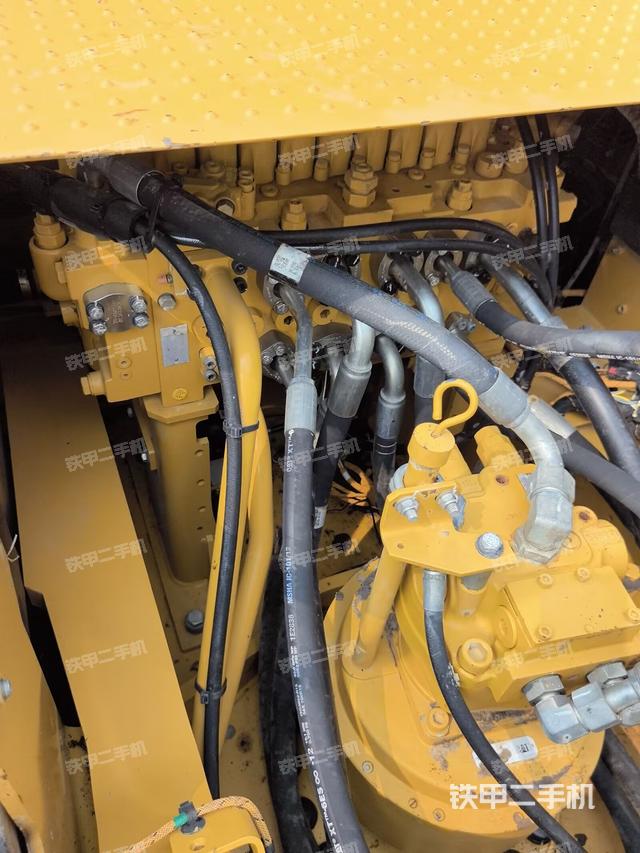 回转马达和主控阀（整机外观）