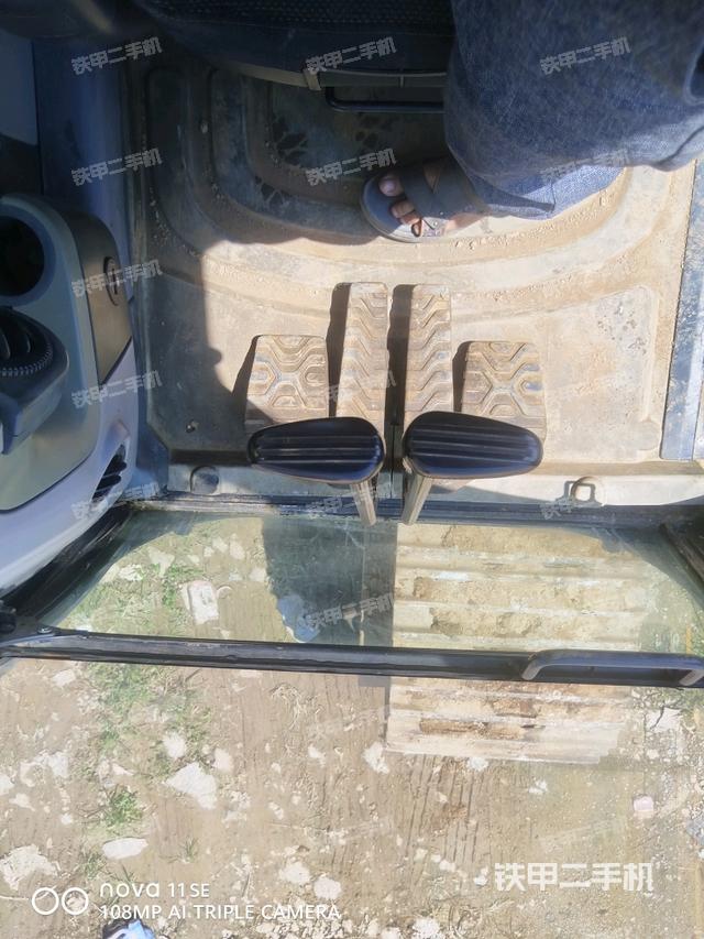 行走控制手柄和踏板 俯拍（驾驶室部分）