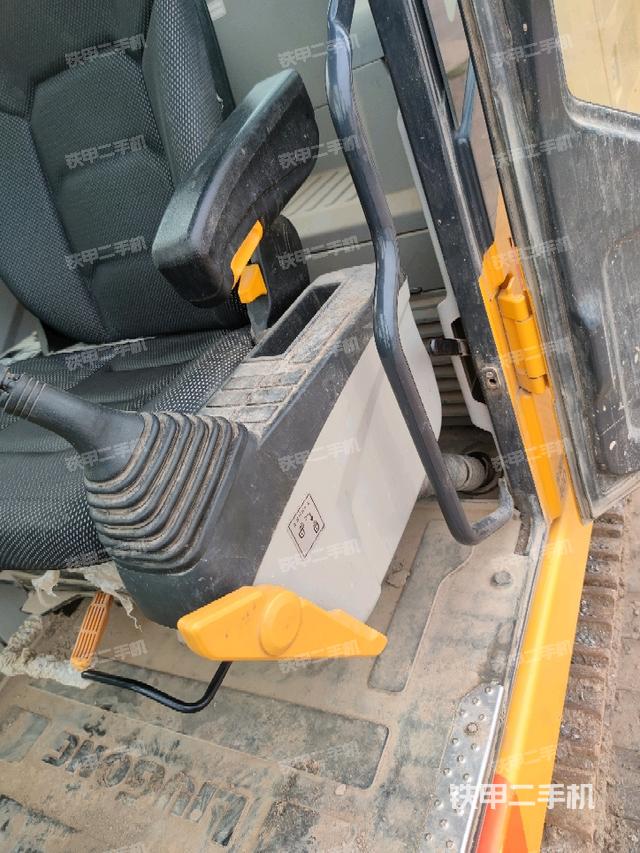 座椅左侧控制台/音响/含左手柄（驾驶室部分）