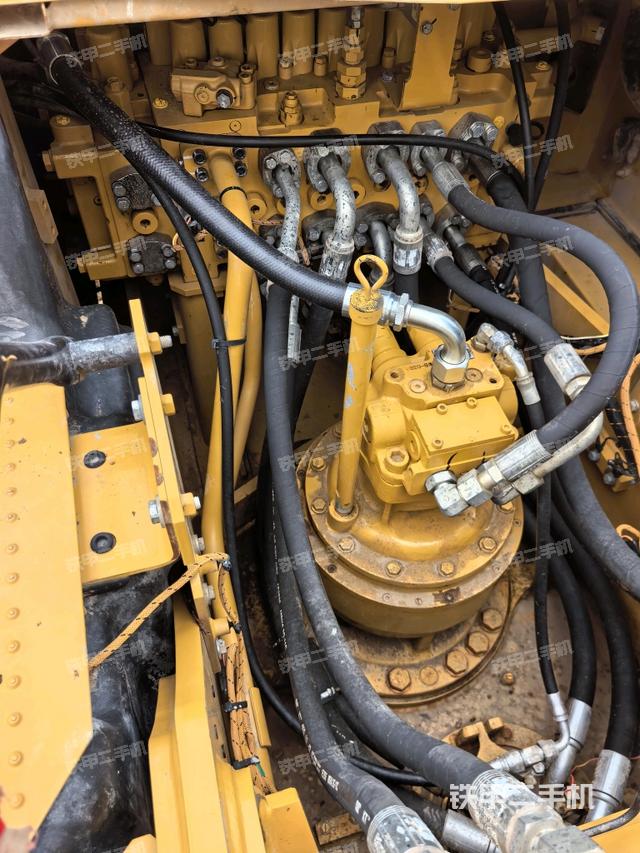 回转马达和主控阀（整机外观）