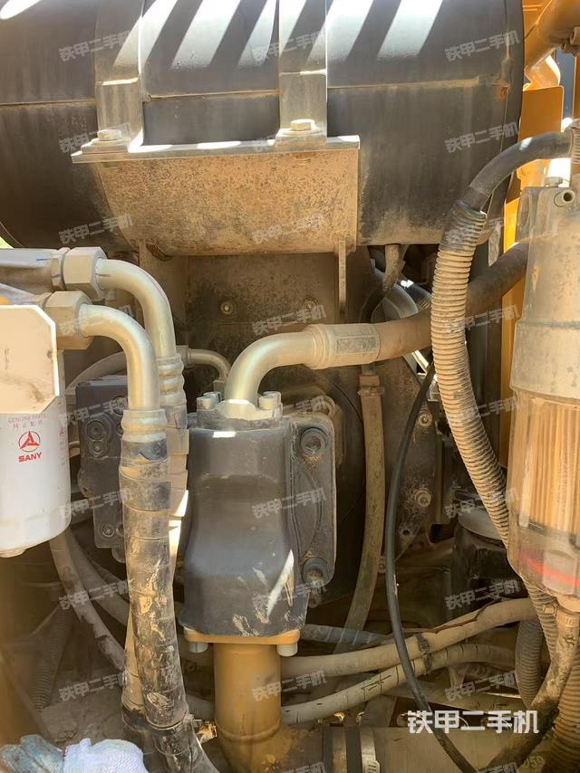 液压泵舱室正面整体（整机外观）