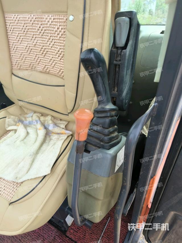 座椅右侧控制台/钥匙门/油门/含右手柄（驾驶室部分）