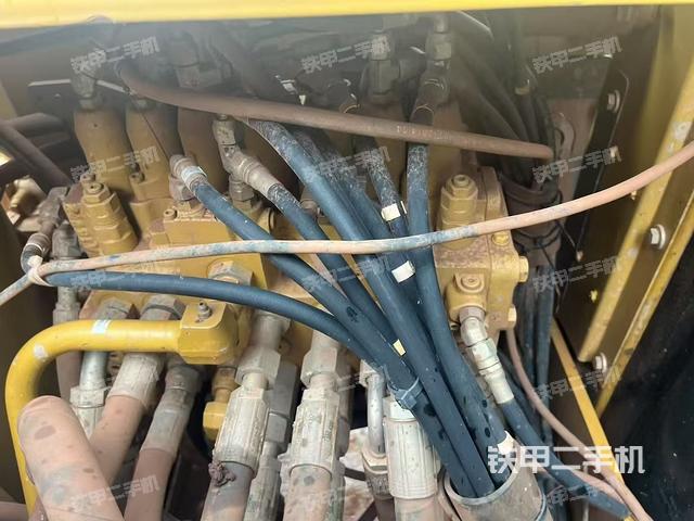 回转马达和主控阀（整机外观）