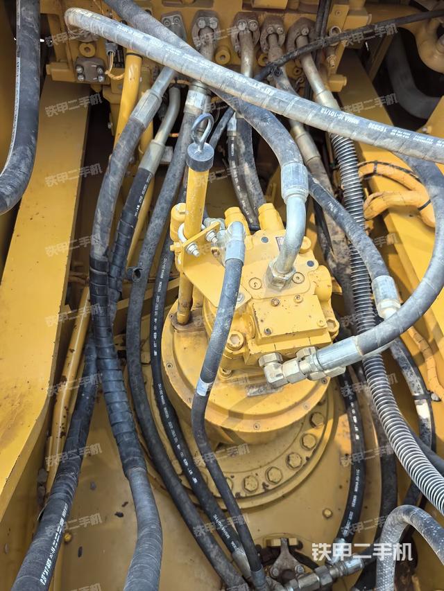 回转马达和主控阀（整机外观）