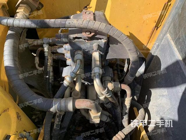 回转马达和主控阀（整机外观）