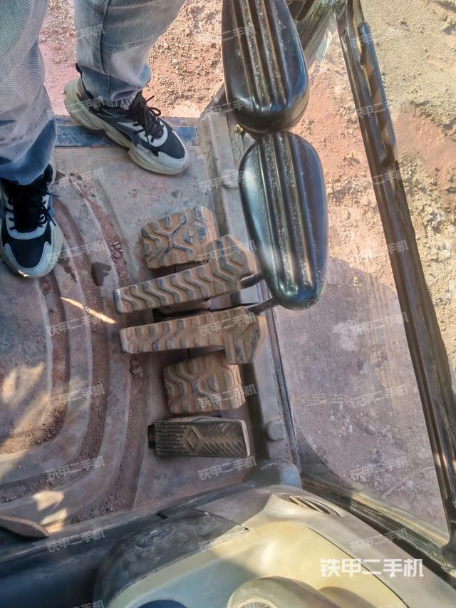 行走控制手柄和踏板?俯拍（駕駛室部分）