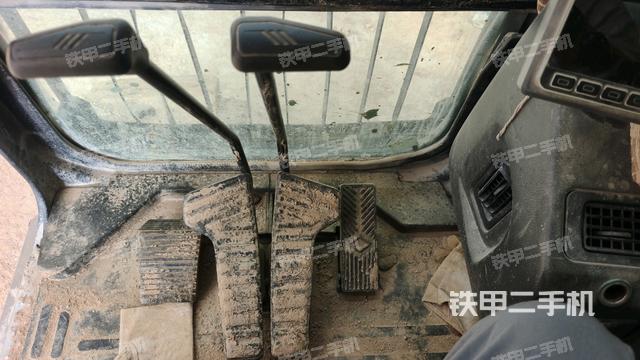 行走控制手柄和踏板 俯拍（驾驶室部分）