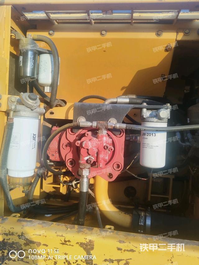 液压泵舱室正面整体（整机外观）