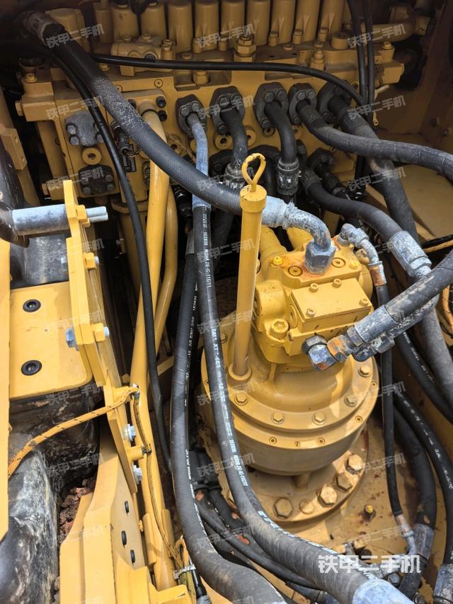 回转马达和主控阀（整机外观）