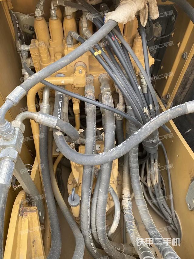 回转马达和主控阀（整机外观）