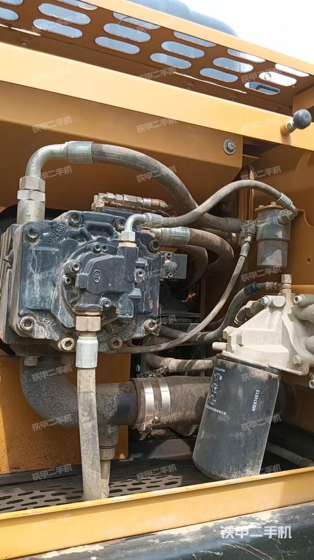 液压泵舱室正面整体（整机外观）