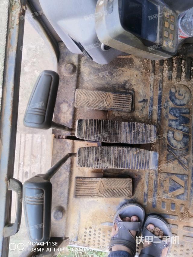 行走控制手柄和踏板 俯拍（驾驶室部分）