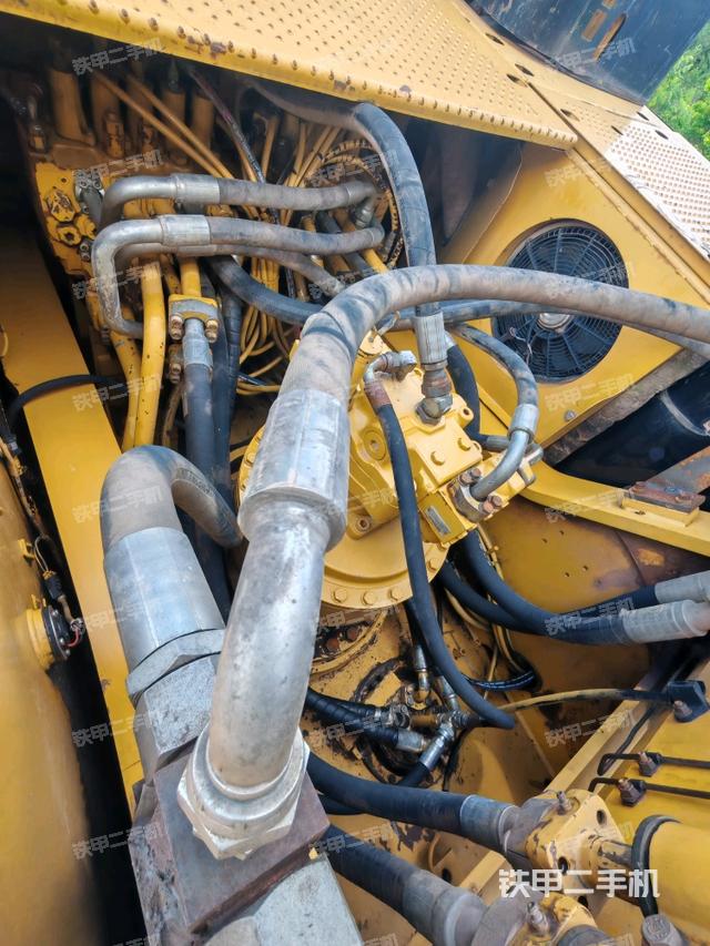 回转马达和主控阀（整机外观）