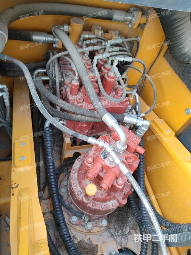 回轉(zhuǎn)馬達(dá)和主控閥（整機(jī)外觀）