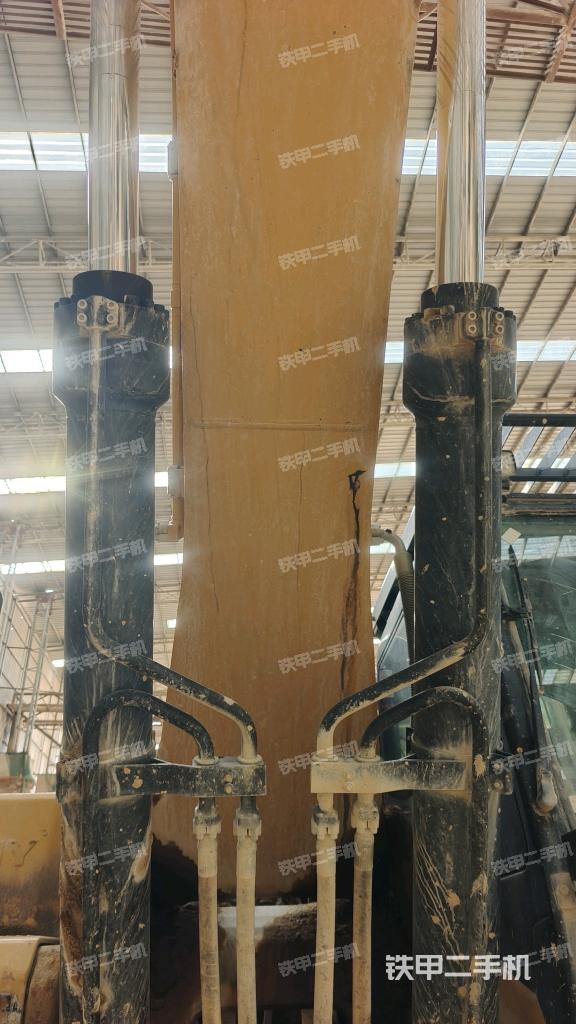 大臂油缸整体 竖拍（工作和回转装置）