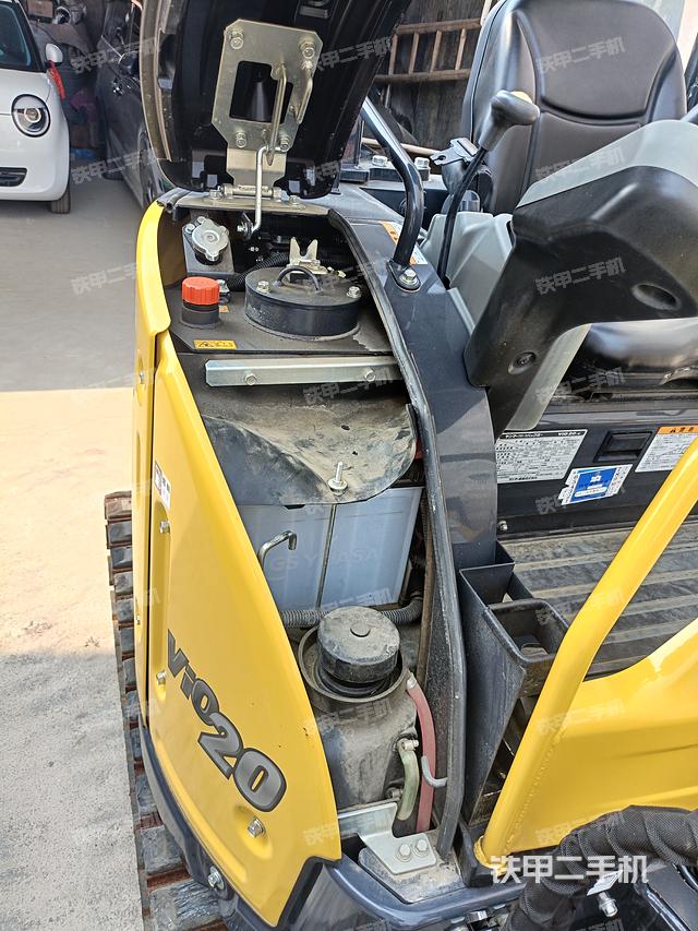 液壓泵艙室正面整體（整機外觀）